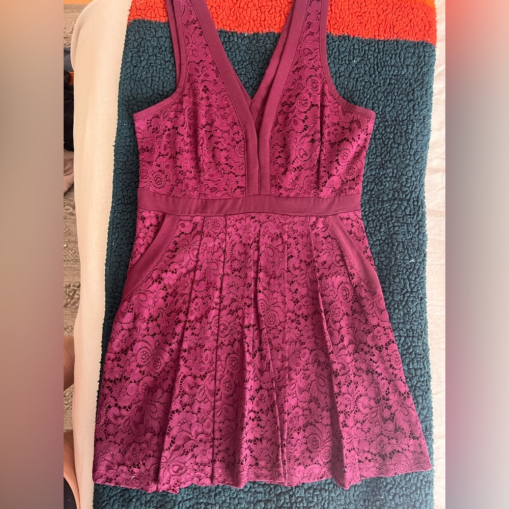 Free people: short lace maroon holiday dress. Size M.